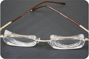 Gafas de una persona que padece miopía magna