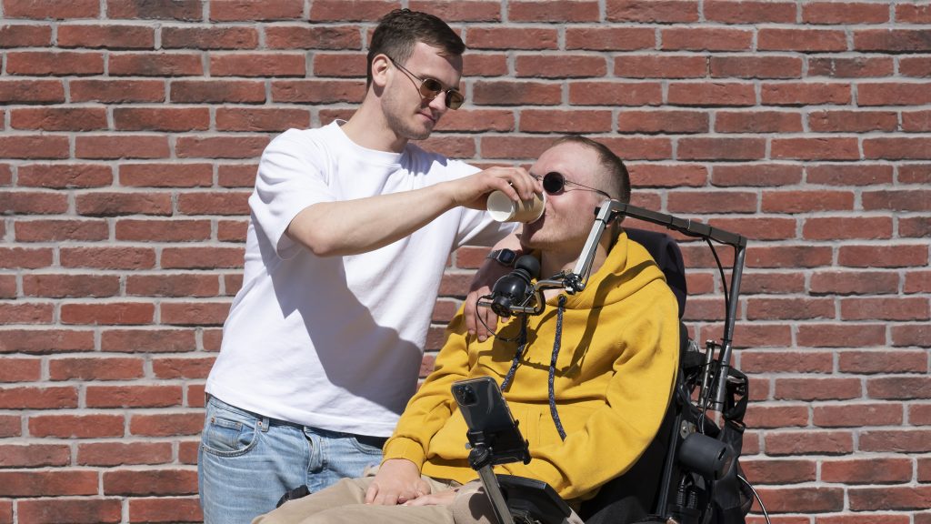 Asistencia personal a hombre con paraplejia